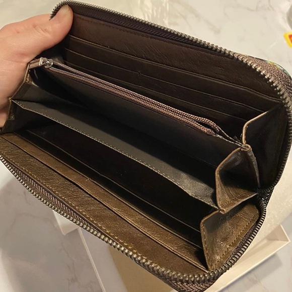 KISIGNS Genuine embossed Leather Wallet for Women New York New In Box - Picture 2 of 9